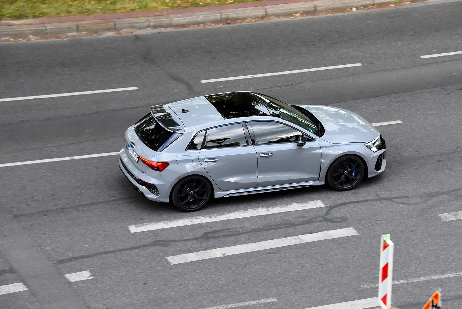 Audi RS 3 Sportback 2026 ราคา 5,959,000 บาท เครื่อง 5 สูบ 400 แรงม้า รูปที่ 4