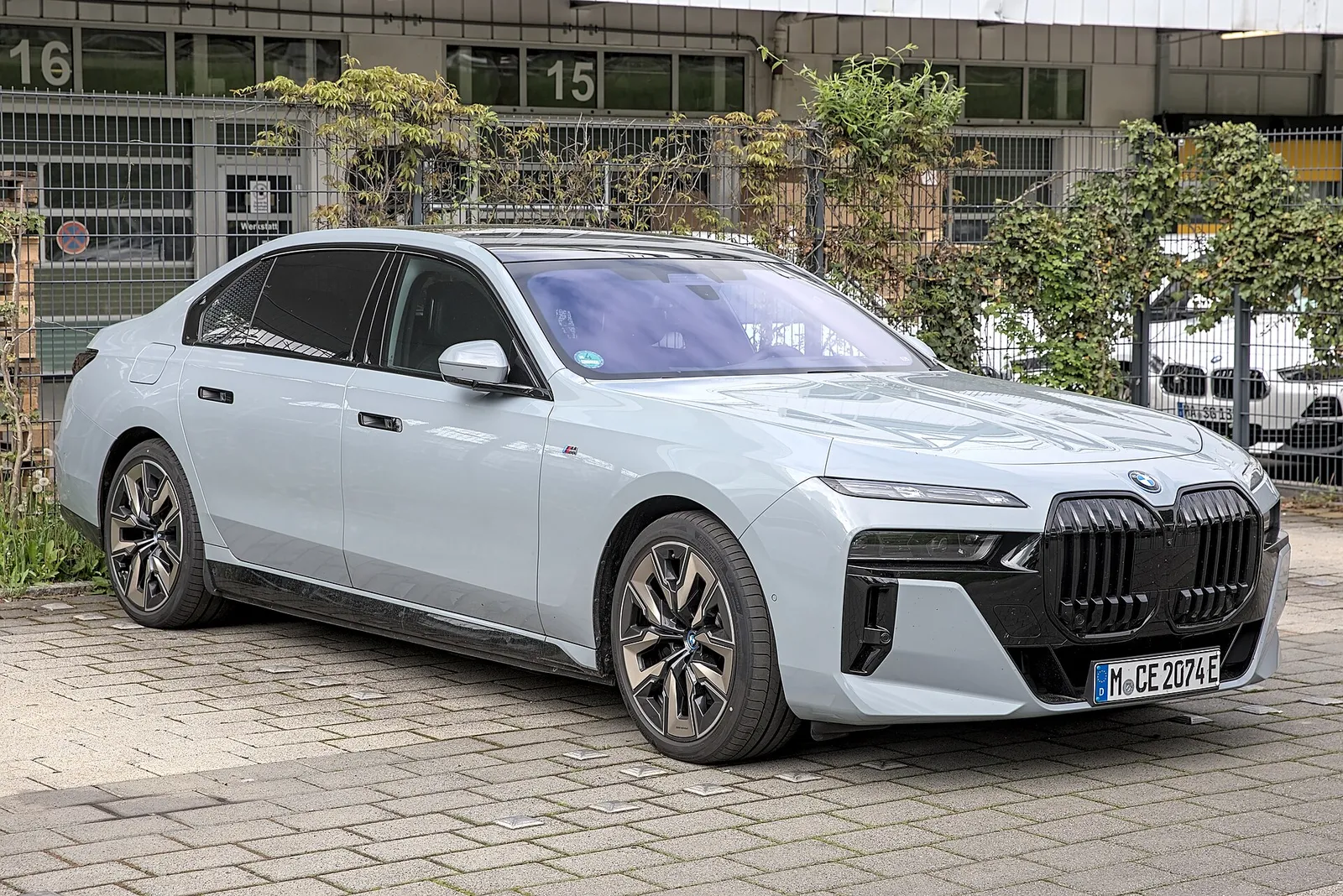 BMW i7 50 xDrive M Sport เปิดราคาอย่างเป็นทางการ 6,999,000 ถึง 7,599,000 บาท รูปที่ 4