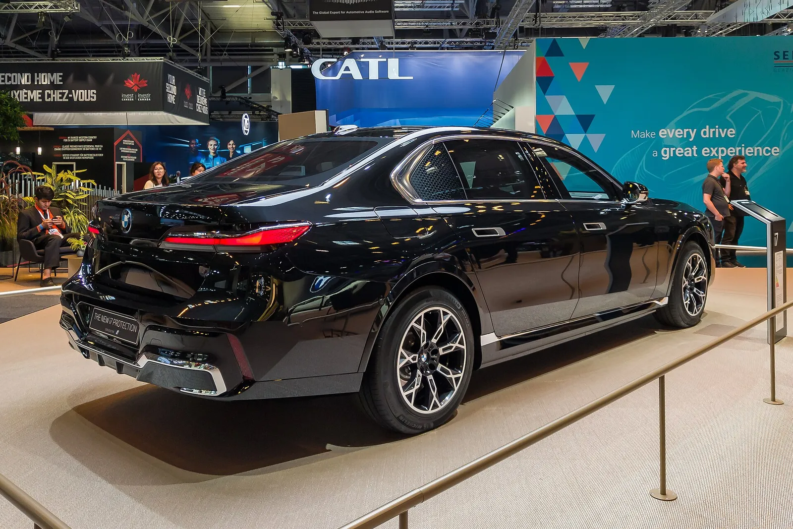 BMW i7 50 xDrive M Sport เปิดราคาอย่างเป็นทางการ 6,999,000 ถึง 7,599,000 บาท รูปที่ 5