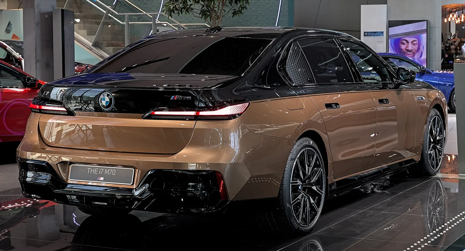 BMW i7 50 xDrive M Sport เปิดราคาอย่างเป็นทางการ 6,999,000 ถึง 7,599,000 บาท รูปที่ 3