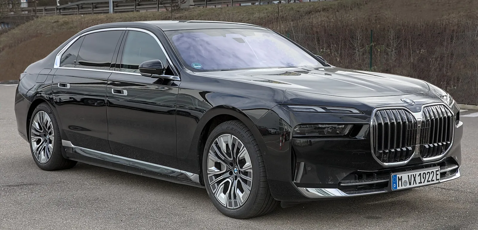BMW M760 xDrive 2027 กลับมาใช้เครื่องยนต์ V8 ในซีรีส์ 7
