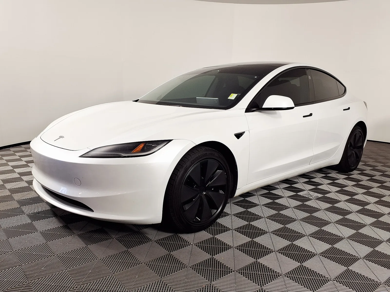 Tesla Model 3 อัปเดตตุลาคม 2569 เพิ่มระบบ V2L ราคาเริ่มต้น 1,149,000 บาท รูปที่ 1
