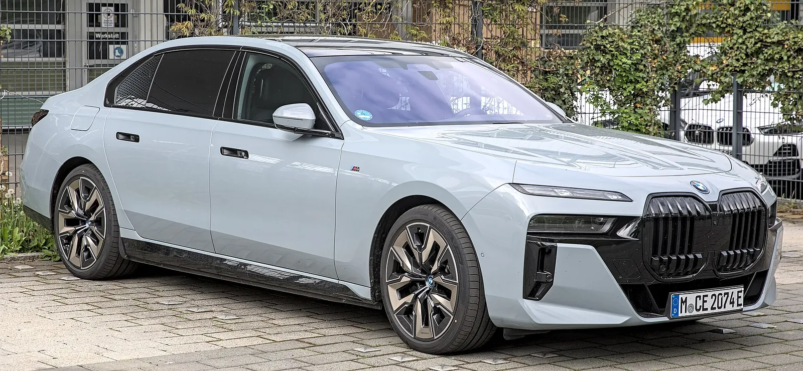 BMW i7 50 xDrive M Sport เปิดราคาอย่างเป็นทางการ 6,999,000 ถึง 7,599,000 บาท รูปที่ 2